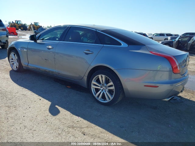 2011 JAGUAR XJ SAJWA2GE7BMV09522 Photo 2