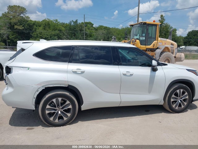 Toyota Highlander Xle 2022 5TDGZRAH3NS102572 Image 13