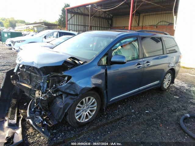 Toyota Sienna Xle 8 Passenger 2017 5TDYZ3DC2HS837291 Image 2