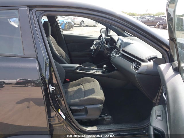 Toyota C-HR XLE 2018 NMTKHMBX0JR005263 Image 5