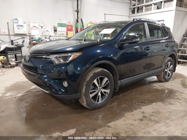 Toyota Rav4 Xle 2018 JTMRFREV6JJ738864 Image 2
