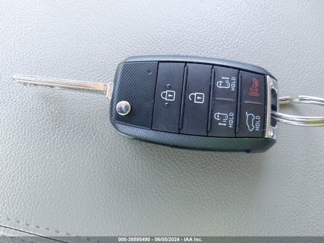 KIA SEDONA LX 2016 KNDMB5C15G6088399 Image 11