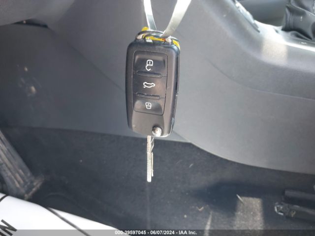 WVGAV7AX8FW523567 Volkswagen TIGUAN S