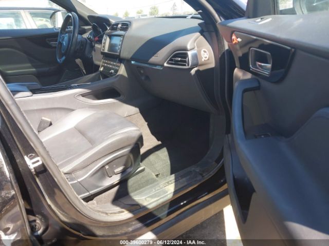 SADCJ2FX3JA272584 Jaguar F-pace 25t Premium