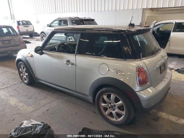 2007 MINI COOPER WMWMF33557TU60933 Photo 2