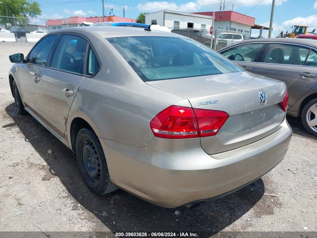 1VWAT7A37FC065171 Volkswagen Passat 1.8t S