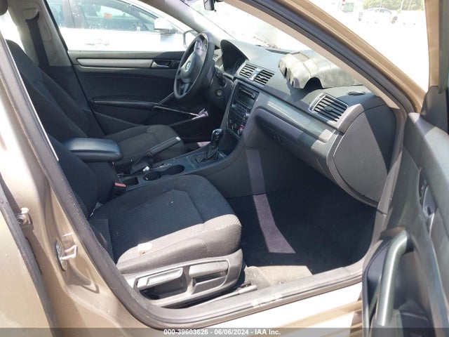 1VWAT7A37FC065171 Volkswagen Passat 1.8t S