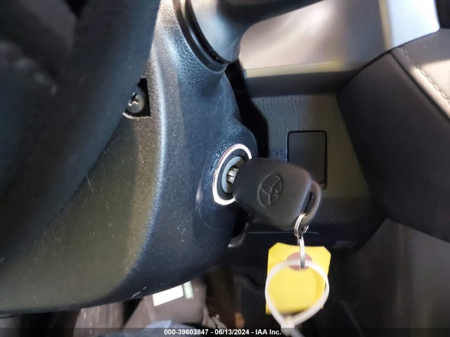 Toyota RAV4 LE 2018 JTMZFREV2JJ729921 Image 11