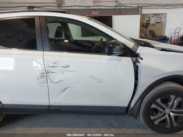 Toyota RAV4 LE 2018 JTMZFREV2JJ729921 Image 17