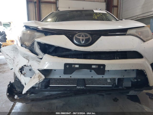 Toyota RAV4 LE 2018 JTMZFREV2JJ729921 Image 18