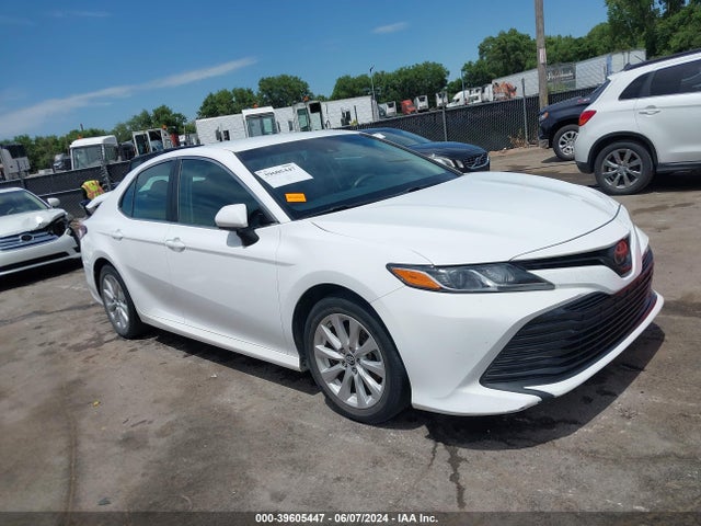 Toyota CAMRY LE 2018 4T1B11HK3JU088372 головне зображення