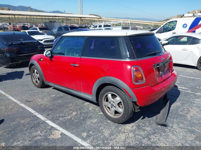 2010 MINI COOPER WMWMF3C51ATU77008 Photo 2