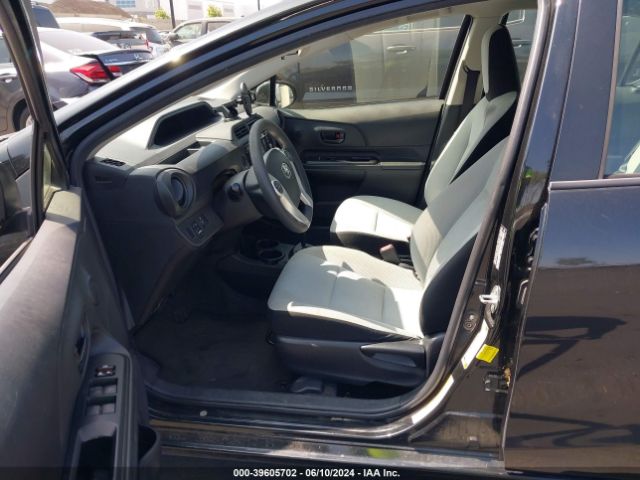 JTDKDTB30F1111530 Toyota Prius C One