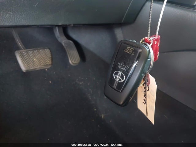 Toyota C-HR XLE 2021 NMTKHMBX4MR135762 Image 11