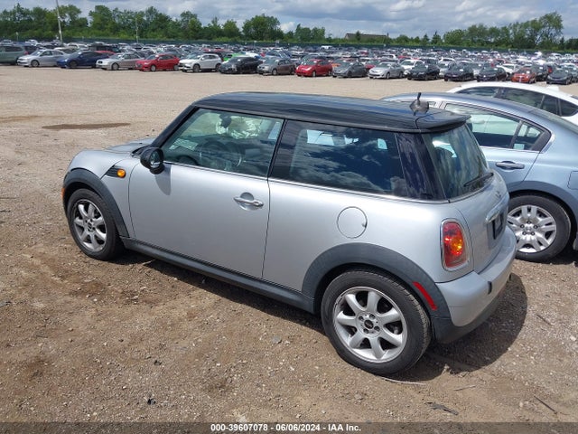 2007 MINI COOPER WMWMF33577TL77455 Photo 2