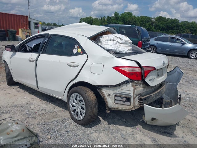 Toyota COROLLA LE 2018 5YFBURHE7JP807205 Image 3