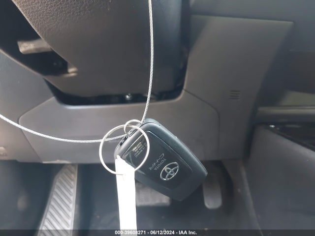 Toyota C-HR XLE 2022 NMTKHMBX3NR145443 Image 11