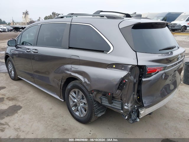 Toyota SIENNA XLE 2022 5TDJRKEC2NS099367 Image 3