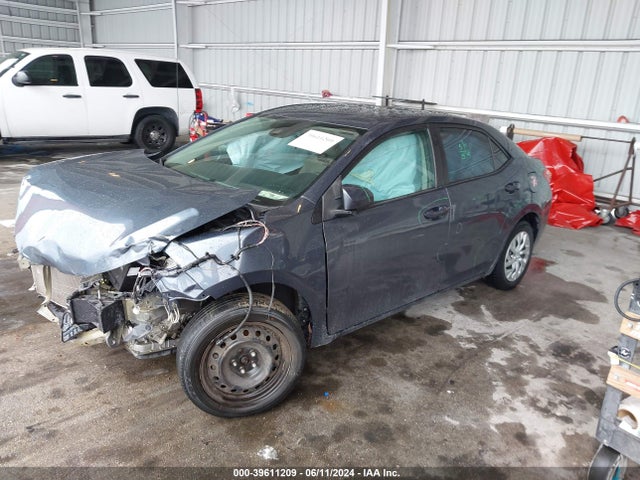 Toyota COROLLA LE 2018 5YFBURHE2JP796579 Image 2