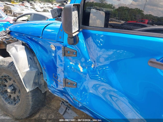 1C4BJWEG3EL168283 Jeep Wrangler Unlimited Polar Edition