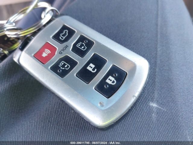 5TDYZ3DCXHS772710 Toyota Sienna Xle Premium 8 Passenger