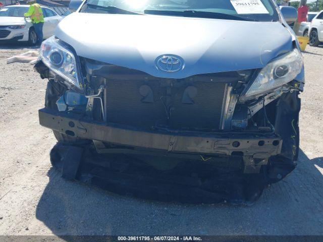 5TDYZ3DCXHS772710 Toyota Sienna Xle Premium 8 Passenger