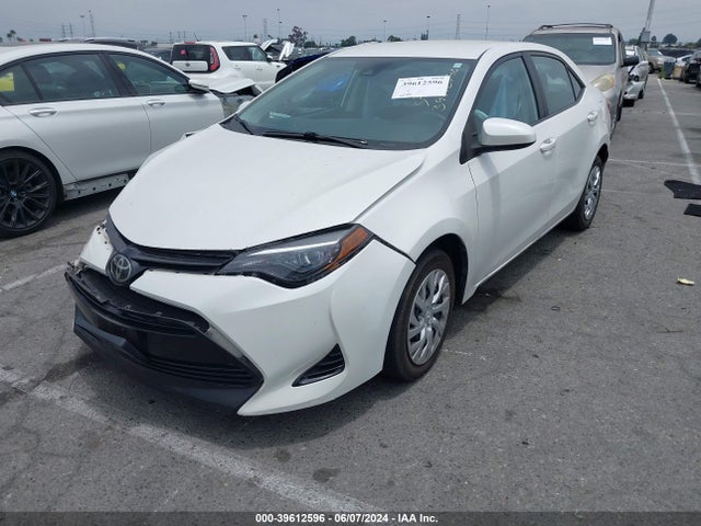 Toyota COROLLA LE 2018 5YFBURHEXJP800698 Image 2