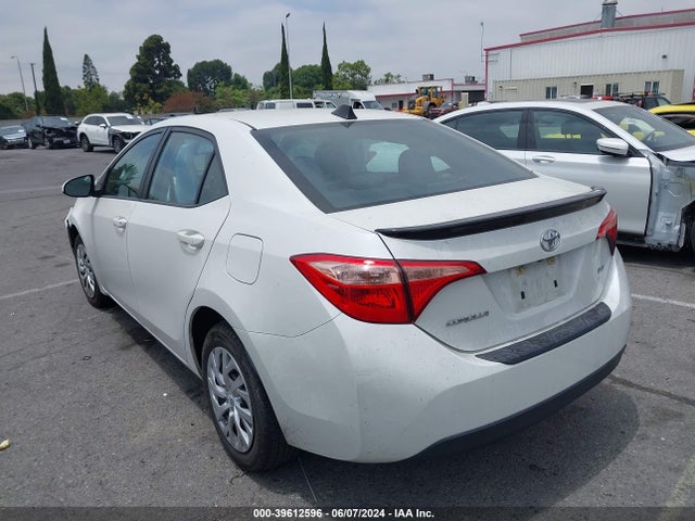 Toyota COROLLA LE 2018 5YFBURHEXJP800698 Image 3