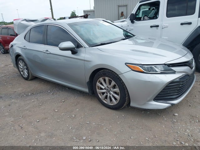 Toyota CAMRY LE 2018 4T1B11HKXJU028928 main image
