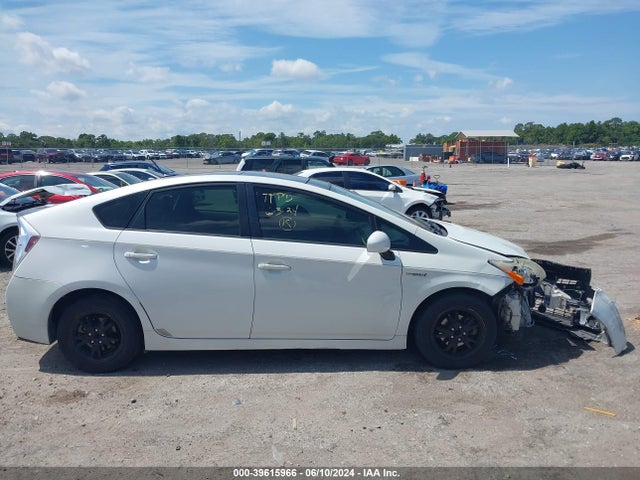 Toyota Prius Three 2014 JTDKN3DU7E1737612 Image 13
