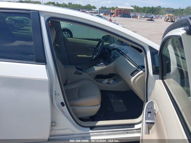 Toyota Prius Three 2014 JTDKN3DU7E1737612 Image 5