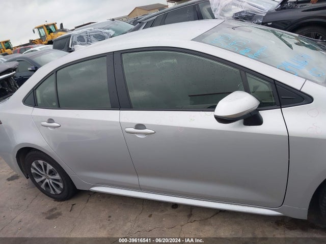Toyota Corolla Hybrid Le 2022 JTDEAMDE0N3014020 Image 13