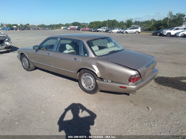 1999 JAGUAR XJ8 SAJKD6040XC875138 Photo 2