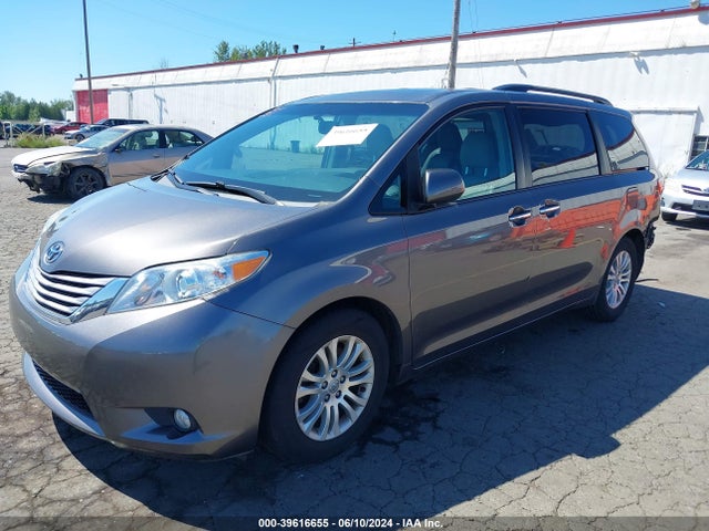 Toyota Sienna Xle 8 Passenger 2017 5TDYZ3DC3HS846887 Image 2