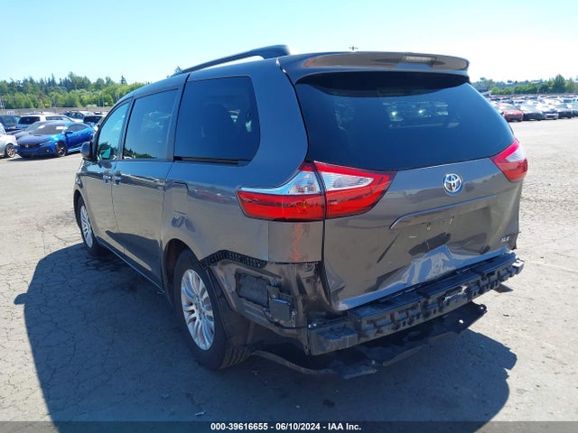 Toyota Sienna Xle 8 Passenger 2017 5TDYZ3DC3HS846887 Image 3
