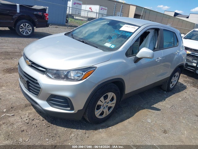 Chevrolet TRAX LS 2017 KL7CJKSB8HB209715 Image 2