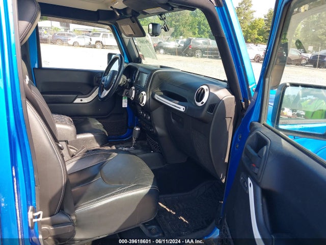 1C4HJWEG4EL159022 Jeep Wrangler Unlimited Polar Edition
