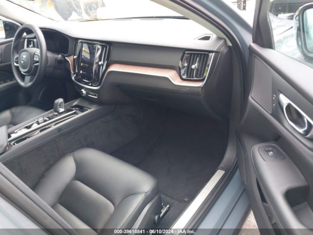 7JRL12FL3RG280798 Volvo S60 B5 Plus Dark Theme
