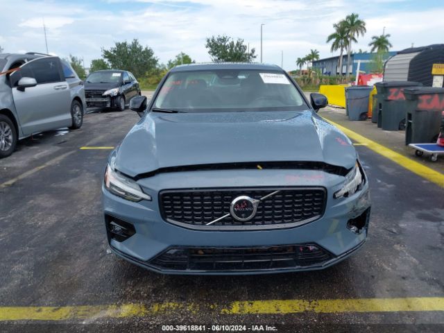 7JRL12FL3RG280798 Volvo S60 B5 Plus Dark Theme