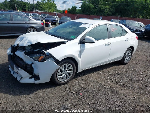 Toyota COROLLA LE 2018 2T1BURHE0JC014456 Image 2