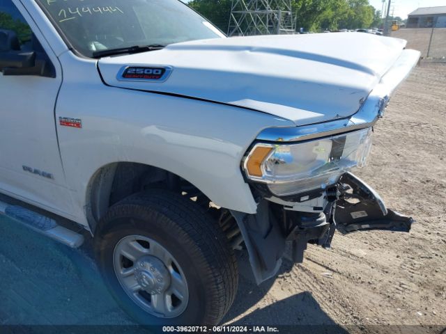 3C6UR5HJ3NG144444 RAM 2500 Tradesman  4x4 8' Box
