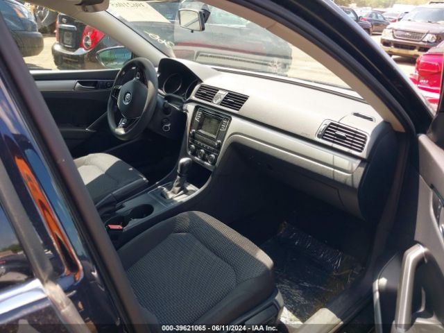 1VWAT7A39HC017075 Volkswagen Passat 1.8t S
