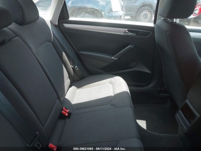 1VWAT7A39HC017075 Volkswagen Passat 1.8t S