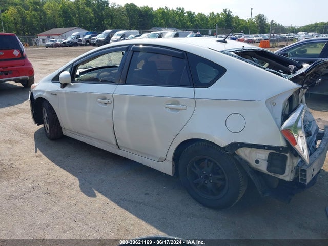 Toyota Prius Three 2014 JTDKN3DU2E1756536 Image 3