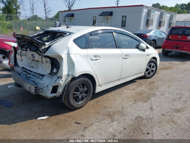 Toyota Prius Three 2014 JTDKN3DU2E1756536 Image 4