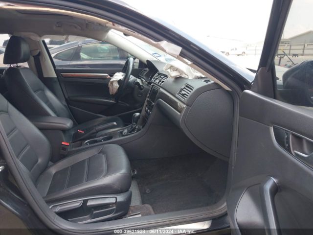 1VWBA7A33JC043462 Volkswagen Passat 2.0t Se