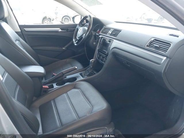1VWDT7A30HC080773 Volkswagen Passat 1.8t R-line