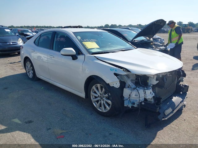 Toyota CAMRY LE 2020 4T1C11AK3LU928510 головне зображення