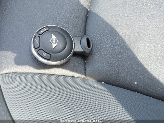 2010 MINI COOPER S WMWMF7C54ATX41183 Photo 10