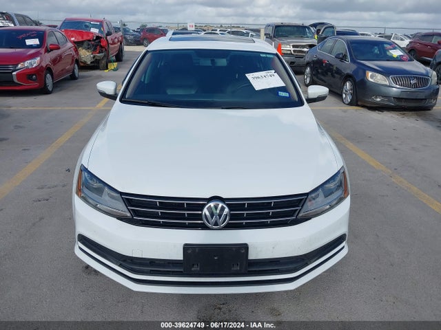3VWDB7AJ2JM260780 Volkswagen Jetta 1.4t Se/1.4t Wolfsburg Edition
